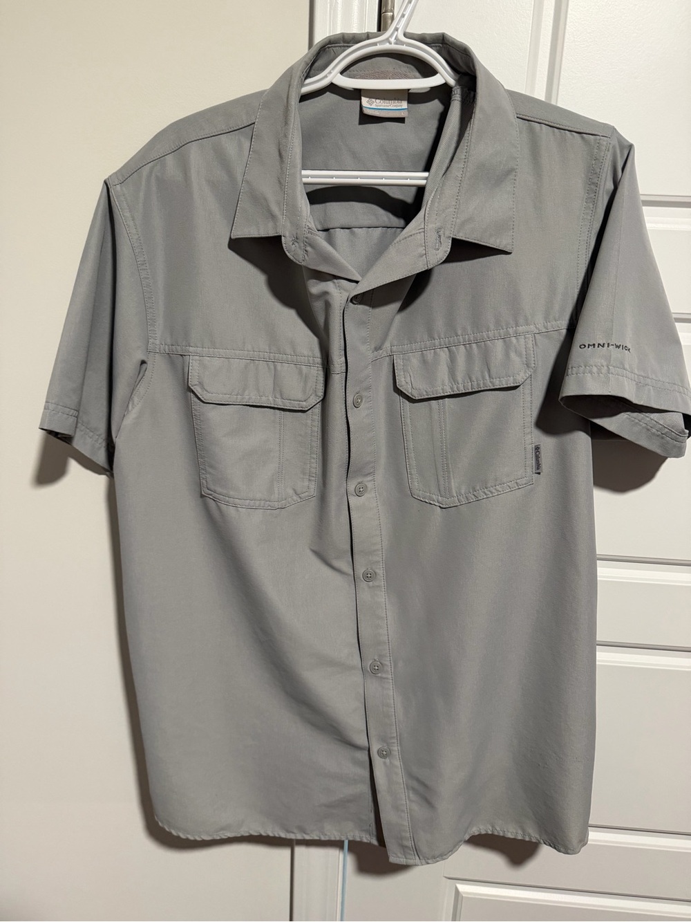 Columbia Men’s Short-Sleeve Button-Up Shirt in Light Gray